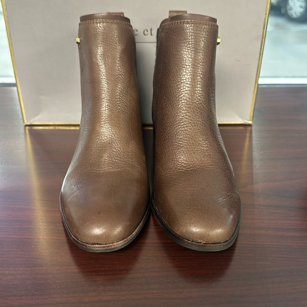 Beautiful leather brown bots